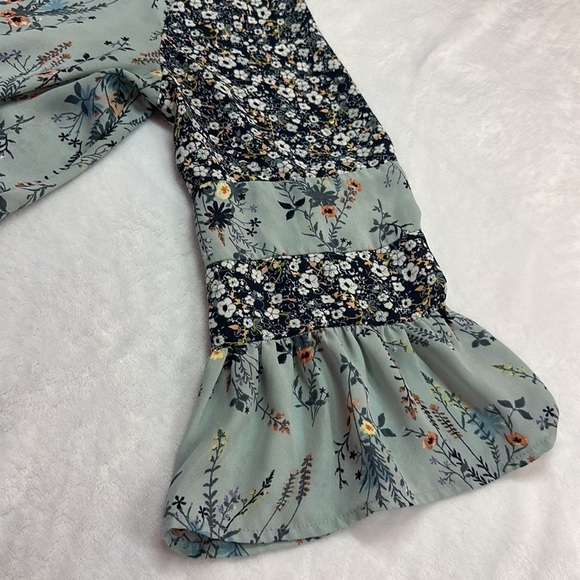 DR2 Floral Bell Sleeve Floral w/Ditsy Floral V-Neck Boho Blouse Small - Picture 12 of 12